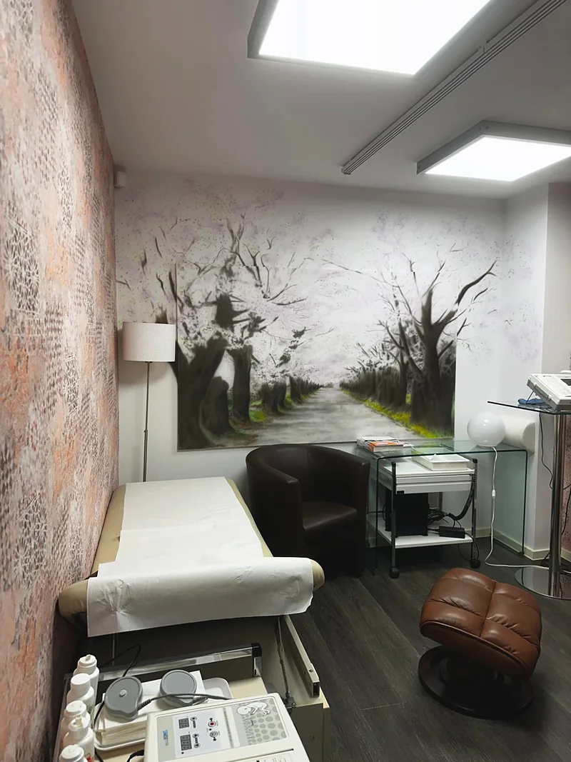 Untersuchungszimmer mit Wandbild einer Allee
